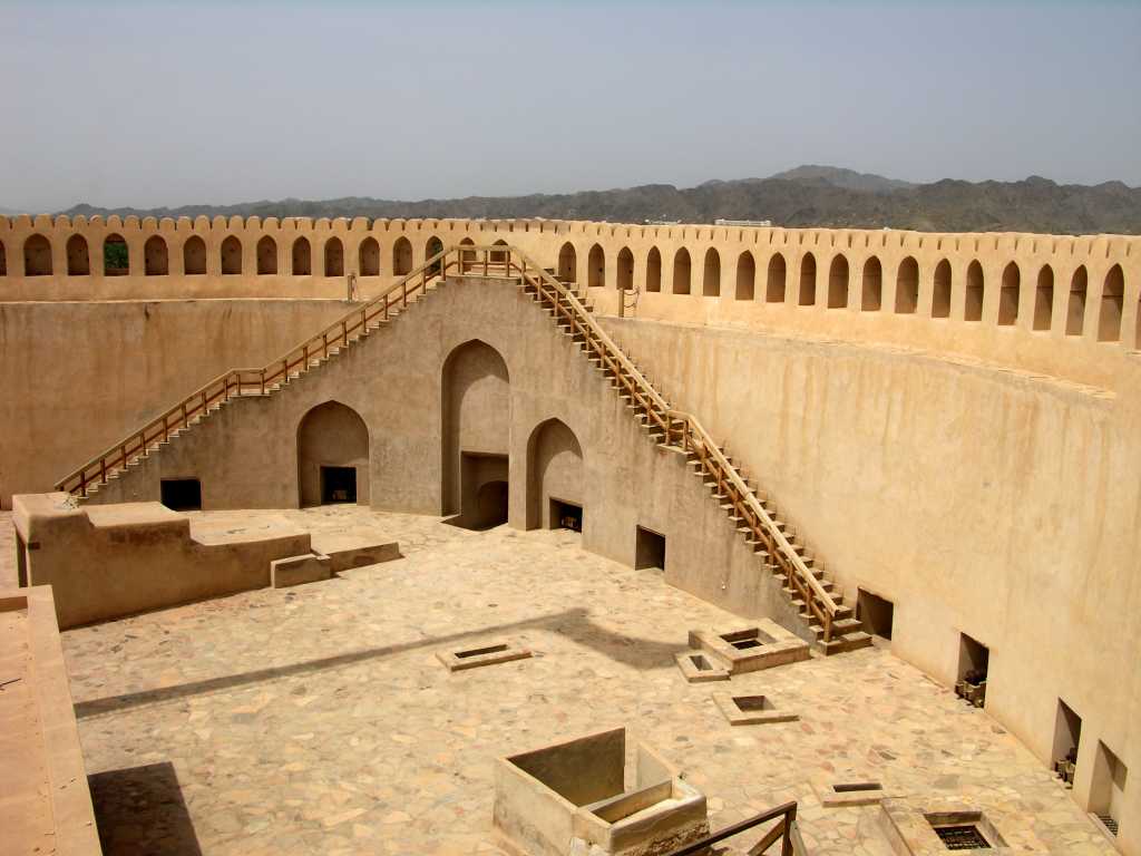 Muscat 06 Nizwa 07 Round Tower View of Top The upper area of the Round Tower is about 15m high and 45m in diameter.